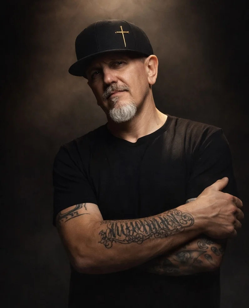 Retrato de Xelo con los brazos cruzados y gorra negra
