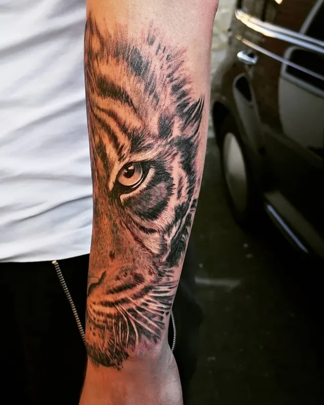 Color and sketchy custom tattoo by Xelo