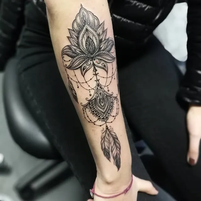 Fine feminine ornamental tattoo by Xelo