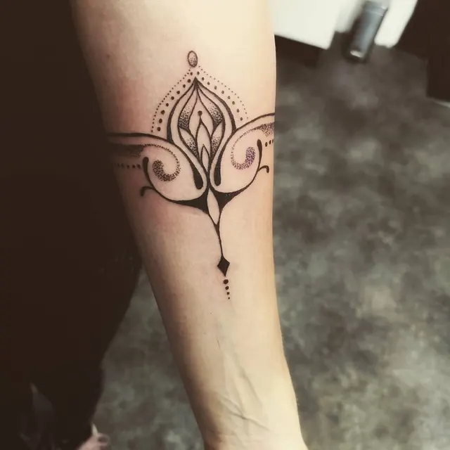 Fine feminine ornamental tattoo by Xelo