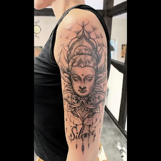 Fine feminine ornamental tattoo by Xelo