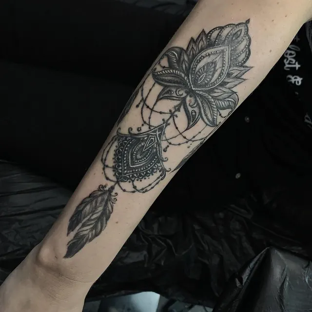 Fine feminine ornamental tattoo by Xelo