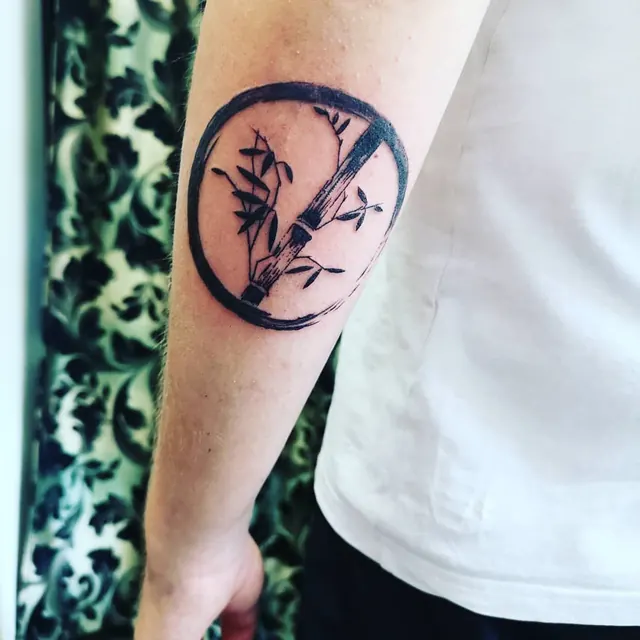 Small fine tattoo by Xelo